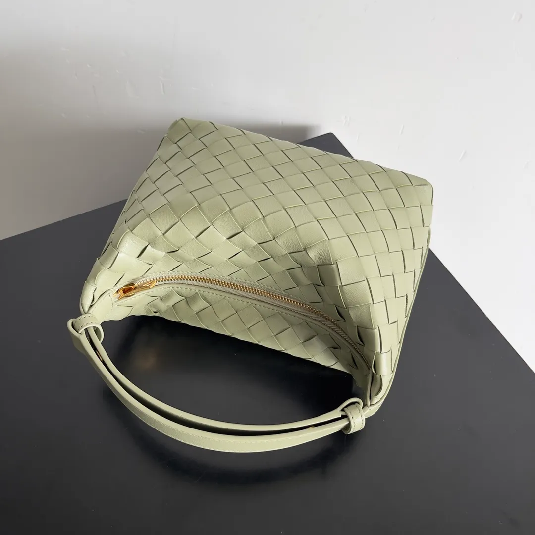 Batch 1360 It is predicted that BV Bottega’s lunch bag will be popular again this year. The entire bag is made of top nappa lambskin, which is very soft and lightweight. It also uses the intrecciato weaving process that the two founders spent several months developing from the beginning of the brand. It is completely hand-woven by Italian craftsmen. It perfectly reflects the craftsmanship of Bottega. The entire bag shape is also a very practical and popular lunch box bag type. The slightly curved arc of the bag mouth can also better fit our wrists. Style number: 754443 Size: 22*13*9
